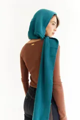 Top de manga larga color marrón, confeccionado en tejido de punto acanalado. Presenta un escote cuadrado y un detalle bordado con las iniciales BG en el centro del pecho.