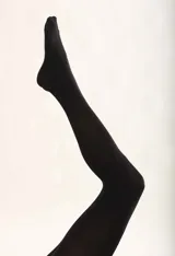 Medias cancan opacas de 80 deniers, color marrón oscuro, sin demarcación y con puntera reforzada.