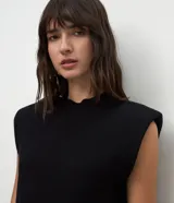 Chaleco de punto negro con cuello redondo, hombreras estructuradas y diseño sin mangas. Confeccionado en tejido de punto con acabado acanalado en el ruedo.