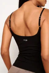 Musculosa de viscosa acanalada con elastano, de calce ajustado al cuerpo. Presenta escote recto y breteles finos regulables.