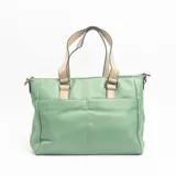 Cartera tipo bolso de cuero sintético color verde menta, con manijas dobles en color beige y costuras decorativas frontales.