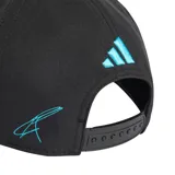Gorra Adidas de la colección Mercedes-AMG Petronas F1, modelo George Russell, en color negro con detalles en celeste. Presenta el logo de Mercedes bordado en el frente y el logo de Adidas en la visera.