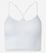 Top deportivo blanco Get Over con copa, sin costuras y diseño texturizado con detalles en diagonal. Cuenta con escote redondo y breteles finos ajustables.