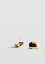Aros pequeños de acero inoxidable con diseño abombado y acabado dorado brillante, equipados con cierre a presión.