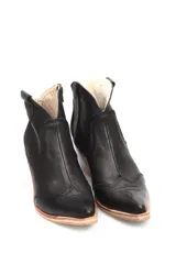 Botín texano de cuero liso color negro, con cierre lateral y taco de madera.