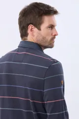Remera tipo polo de manga larga en color azul marino con diseño de rayas horizontales finas en tonos contrastantes. Presenta cuello clásico, cartera con botones y puños elásticos.