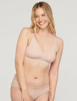 Bralette de diseño minimalista y acabado invisible, sin aros, con pads removibles, tiras regulables y espalda en U.