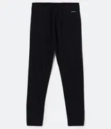 Pantalón deportivo de corte ajustado, color negro, con cintura elástica, cordón de ajuste, bolsillos laterales con cremallera, bandas laterales en contraste y cremalleras en los tobillos.