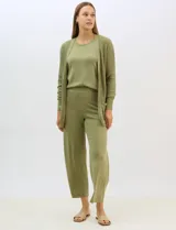 Cardigan abierto de tejido acanalado, con bolsillos frontales y mangas largas de corte entallado con puños de rib.
