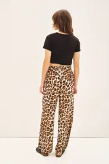 Pantalón de poliéster con estampado de leopardo, corte recto y calce holgado.