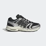 Championes Adidas Adistar Control 5 de running, con diseño retro de los años 2000. Combinan base de malla negra con superposiciones metálicas plateadas y entresuela en tono blanquecino.