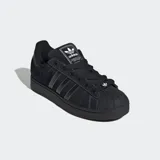 Championes Adidas Superstar II de gamuza negra con las tres tiras laterales en cuero negro y costuras blancas.