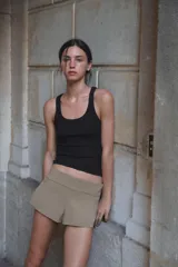 Shorts mini de tiro bajo color gris, con cierre lateral con cremallera oculta en costura.