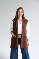 Chaleco largo abierto de tejido de punto color chocolate, con bolsillos frontales aplicados y diseño sin mangas.