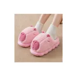 Pantuflas sin talón de diseño inspirado en un capibara, confeccionadas en material texturizado color beige claro, con detalles marrones en el hocico y las orejas, y suela de goma ranurada.