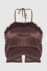 Top marrón de diseño halter con tirantes finos ajustables al cuello. Presenta un aplique de pedrería brillante en la parte superior y capas de flecos en cascada por todo el cuerpo.