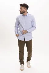 Camisa de manga larga con diseño de rayas verticales finas en color celeste y blanco, con cuello clásico y cierre frontal de botones.