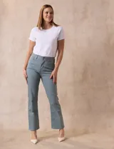 Pantalón de jean blanco, de corte recto, tiro alto, pretina con pasadores, botón y cierre. Con bolsillos delanteros y traseros.