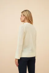 Sweater color crudo de lana fina sin teñir, con cuello alto y mangas largas. Diseño exclusivo de Don Baez, hecho en Uruguay.