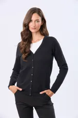 Cardigan clásico azul marino de manga larga, con escote en V y cierre frontal de botones.
