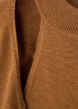 Jersey de punto fino color tostado, con diseño combinado de cuello halter y mangas largas integradas.