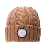 Gorro de lana en color tostado con tejido de punto trenzado. Posee un diseño con dobladillo en la base y un parche circular frontal con la inscripción "Find New Adventures N+ Club".