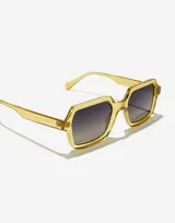 Lentes de sol unisex Hawkers X Casetify, con montura geométrica color amarillo translúcido y lentes degradadas de gris a negro.