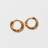 Aros tipo argolla gruesa color dorado.