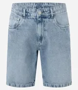 Bermuda de hombre de jean azul claro, corte slim, con cintura fija, cierre tradicional y bolsillos delanteros y traseros.