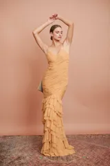 Vestido largo de fiesta color tostado, con escote en V, tirantes finos, cuerpo drapeado y falda sirena con múltiples volados en cascada.