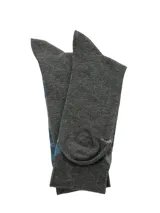 Medias de largo medio con diseño de rombos en tonos gris y azul, con puño suave.