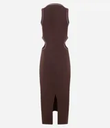 Vestido midi de tejido rib color marrón, con corte ajustado al cuerpo, cuello redondo y aberturas laterales cut out en la cintura. Presenta detalles de bies en color blanco que resaltan el diseño.