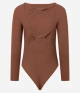 Body marrón de microfibra texturizada, con cuello redondo, mangas largas y escote en U en la espalda con tiras cruzadas.