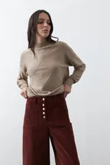 Pantalón de pana de corte wide leg, color marrón oscuro, con calce relajado y detalle de bordado en el borde de los bolsillos delanteros.