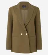 Blazer oversize color verde oliva, con solapas en el cuello y doble abotonadura delantera.