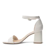 Sandalias de cuero color negro, de tacón ancho, con tira delantera y pulsera ajustable al tobillo con hebilla. Incluye placa metálica decorativa con el logo de la marca en la tira frontal.