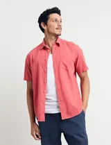 Camisa sport de manga corta, confeccionada en una mezcla de lino y algodón. Presenta cuello clásico, cierre frontal con botones de coco y un bolsillo aplicado en el pecho.