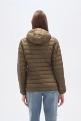 Campera acolchada tipo puffer, color beige claro, con capucha y cierre frontal. Presenta costuras horizontales y un calce entallado.