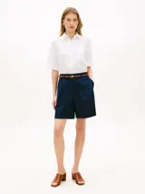 Camisa de manga corta Tommy Hilfiger confeccionada en puro lino blanco, con corte amplio, cuello inglés, hombros ligeramente caídos y un bolsillo de parche en el pecho con el logo bordado.