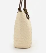Cartera tipo bolso shopper de Bossa Nossa, confeccionada en fibra de papel color beige, con asas de hombro decoradas con cuentas de madera y aros oscuros. Cuenta con cierre de botón a presión y detalle metálico dorado frontal.