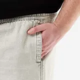 Bermuda de twill color gris claro, de corte recto y holgado con bolsillos laterales.