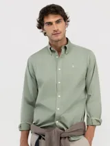 Camisa de hombre de corte regular, confeccionada en algodón con acabado vintage. Presenta cuello button-down, cierre frontal con botones, mangas largas con puño simple y logo bordado en el pecho.