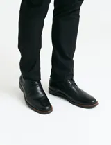 Zapato de vestir Freeway modelo Murphy, color marrón, con cordones y suela de goma oscura.