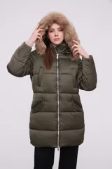 Campera puffer de color verde militar, con cierre frontal, bolsillos laterales y capucha con borde de piel sintética.