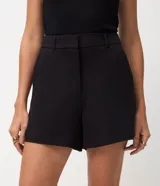Short de sastrería confeccionado en crepé, con corte recto y estructurado. Presenta cintura con trabillas y elástico posterior para un mejor ajuste, además de bolsillos laterales.