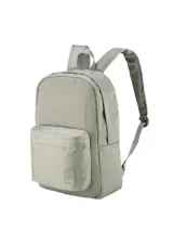 Kit de tres piezas color negro que incluye una mochila, una lonchera y una cartuchera. La mochila cuenta con un compartimento principal espacioso, bolsillo frontal con cierre y tirantes ajustables. La lonchera posee un asa superior y la cartuchera es de diseño compacto. Todas las piezas presentan un estilo minimalista con un parche de la marca.