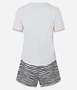 Conjunto de pijama compuesto por una remera de manga corta blanca con estampa de Snoopy y Woodstock, y un short de rayas horizontales con cintura elástica.