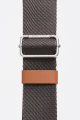 Bolso bandolera de tamaño pequeño en color verde oliva, confeccionado en poliamida con detalles en piel vacuna. Cuenta con asa larga regulable de tejido en color negro, cierre superior con cremallera y logo de la marca estampado en la parte frontal.