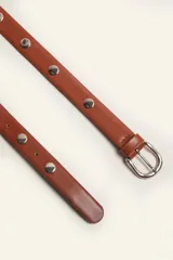 Cinturón de cuero negro con hebilla metálica plateada y tachas circulares.