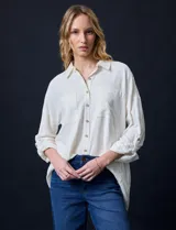 Camisa de lino color crudo, marca Cable & Gauge. Cuello con solapa y abertura central con botones. Delantera con bolsillos. Largo de manga regulable con presilla y botón. Largo de espalda mayor al largo delantero.